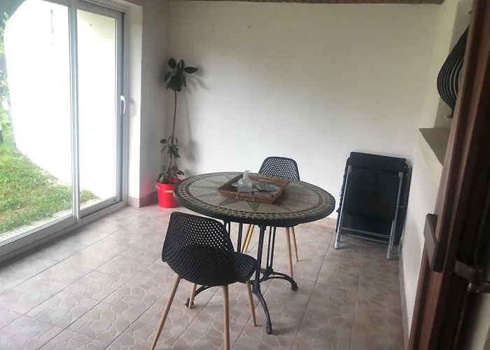 Donnant Sur Jardin Avec Terrasse. * 永河畔拉罗什