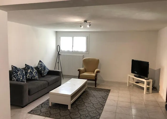 Donnant Sur Jardin Avec Terrasse. *